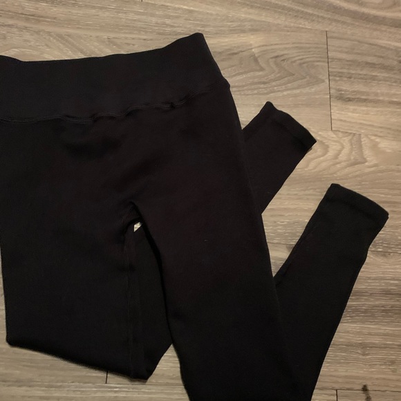 BOMBSHELL BLACK LEGGINGS - Picture 2 of 5